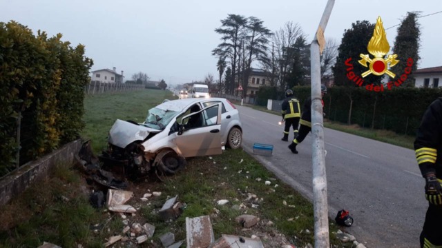 Incidente a Chiarano, auto contro palo e recinzione: un ferito