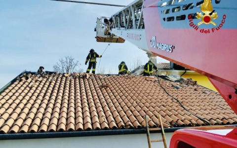 Fiamme in un garage con dentro un’auto a Zenson di Piave