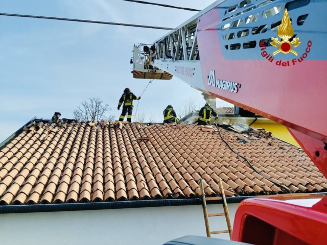 Fiamme in un garage con dentro un’auto a Zenson di Piave