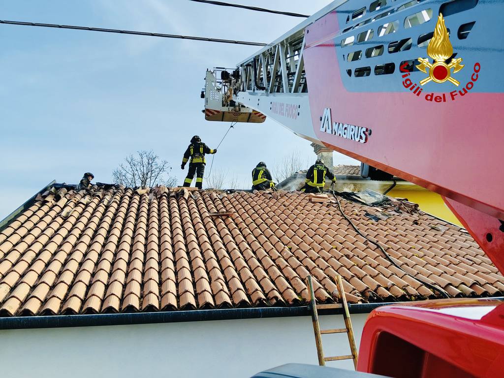 Fiamme in un garage con dentro un’auto a Zenson di Piave