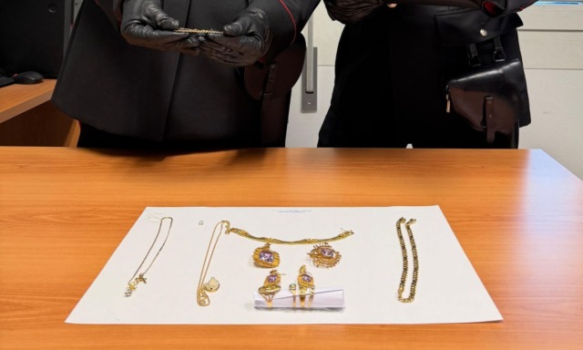 Con la truffa del “finto incidente”, rubano gioielli da 23mila euro a una 86enne