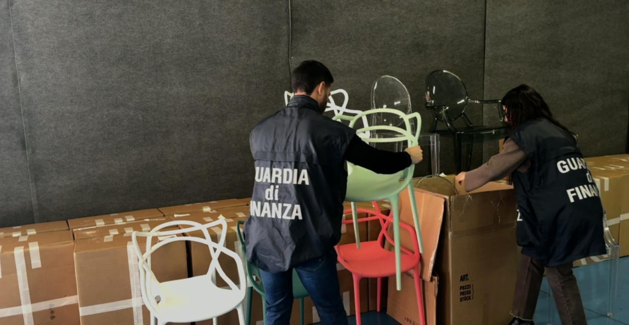 Operazione “Gamba corta”: sequestrate oltre 6.500 lampade e sedie contraffatte. Controlli anche nel Trevigiano