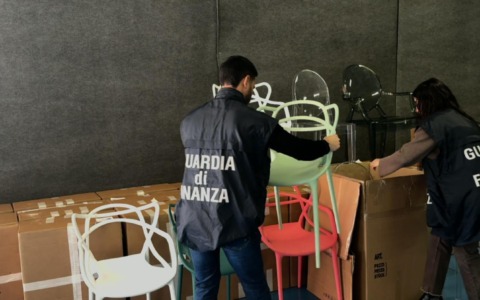 Operazione “Gamba corta”: sequestrate oltre 6.500 lampade e sedie contraffatte. Controlli anche nel Trevigiano