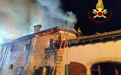 Tetto a fuoco in un residence di Volpago del Montello