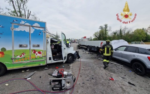 Schianto tra un furgone e un autocarro: c’è una vittima