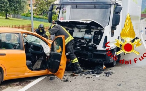 Auto e camion si scontrano a Carpesica: un ferito