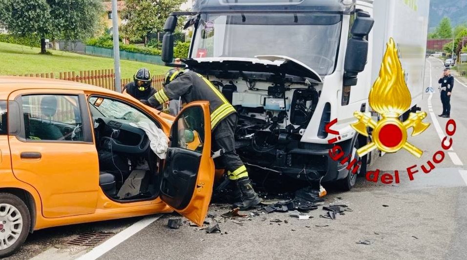 Auto e camion si scontrano a Carpesica: un ferito