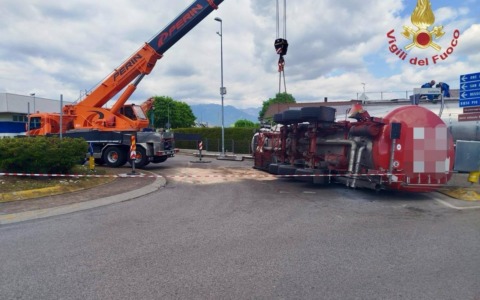 Autocisterna con sostanze chimiche si ribalta a Loria