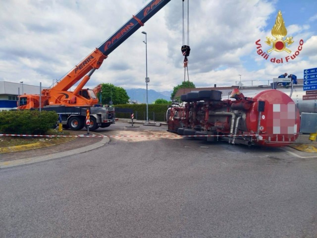 Autocisterna con sostanze chimiche si ribalta a Loria