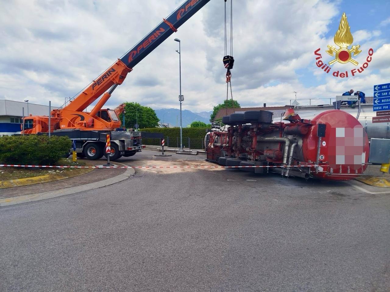 Autocisterna con sostanze chimiche si ribalta a Loria