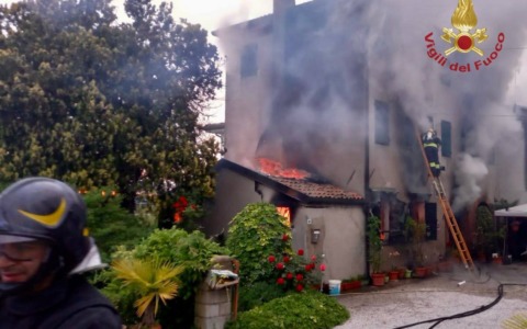 Incendio a Cessalto, morta una 81enne: casa devastata dalle fiamme