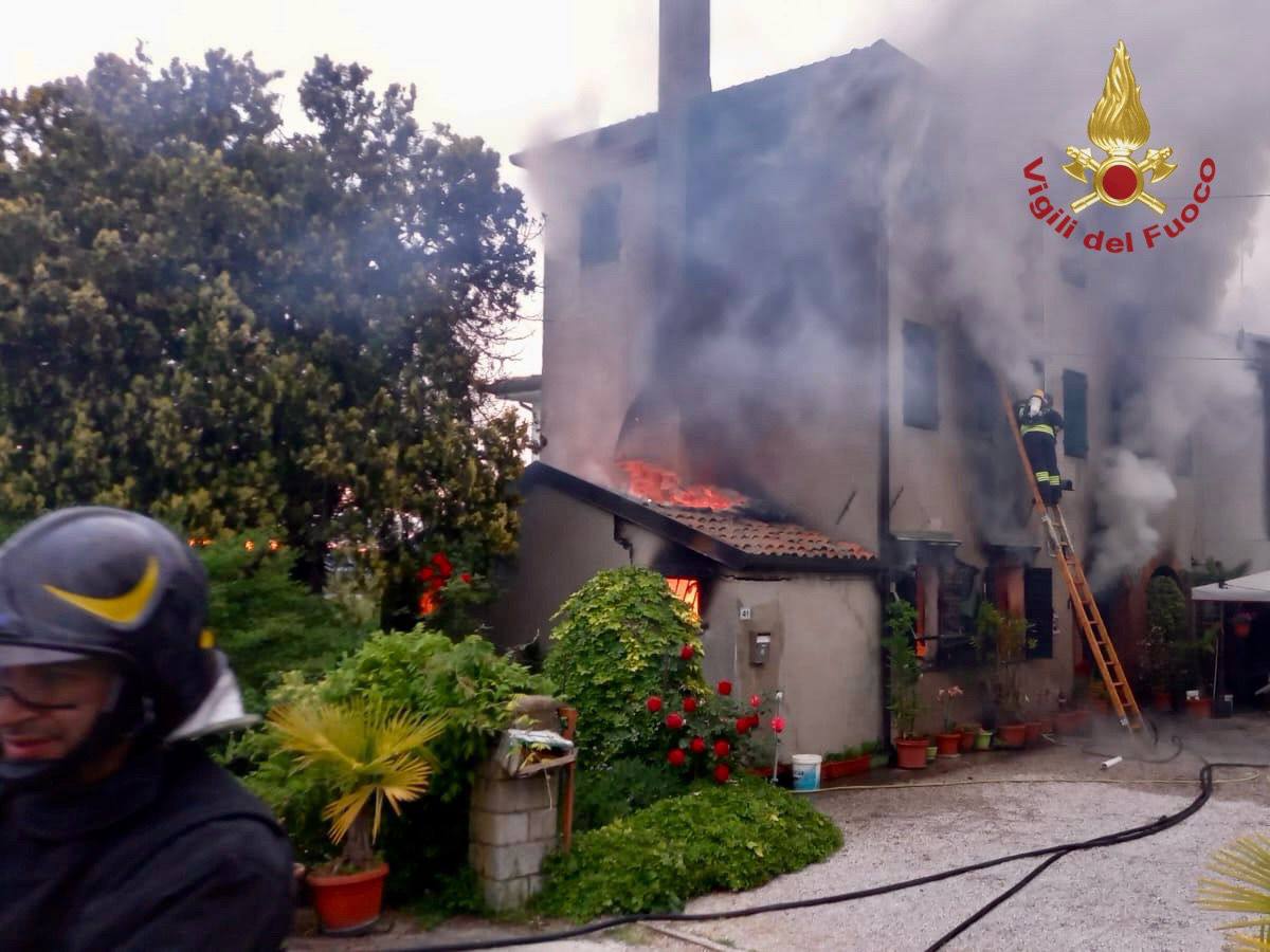 Incendio a Cessalto, morta una 81enne: casa devastata dalle fiamme
